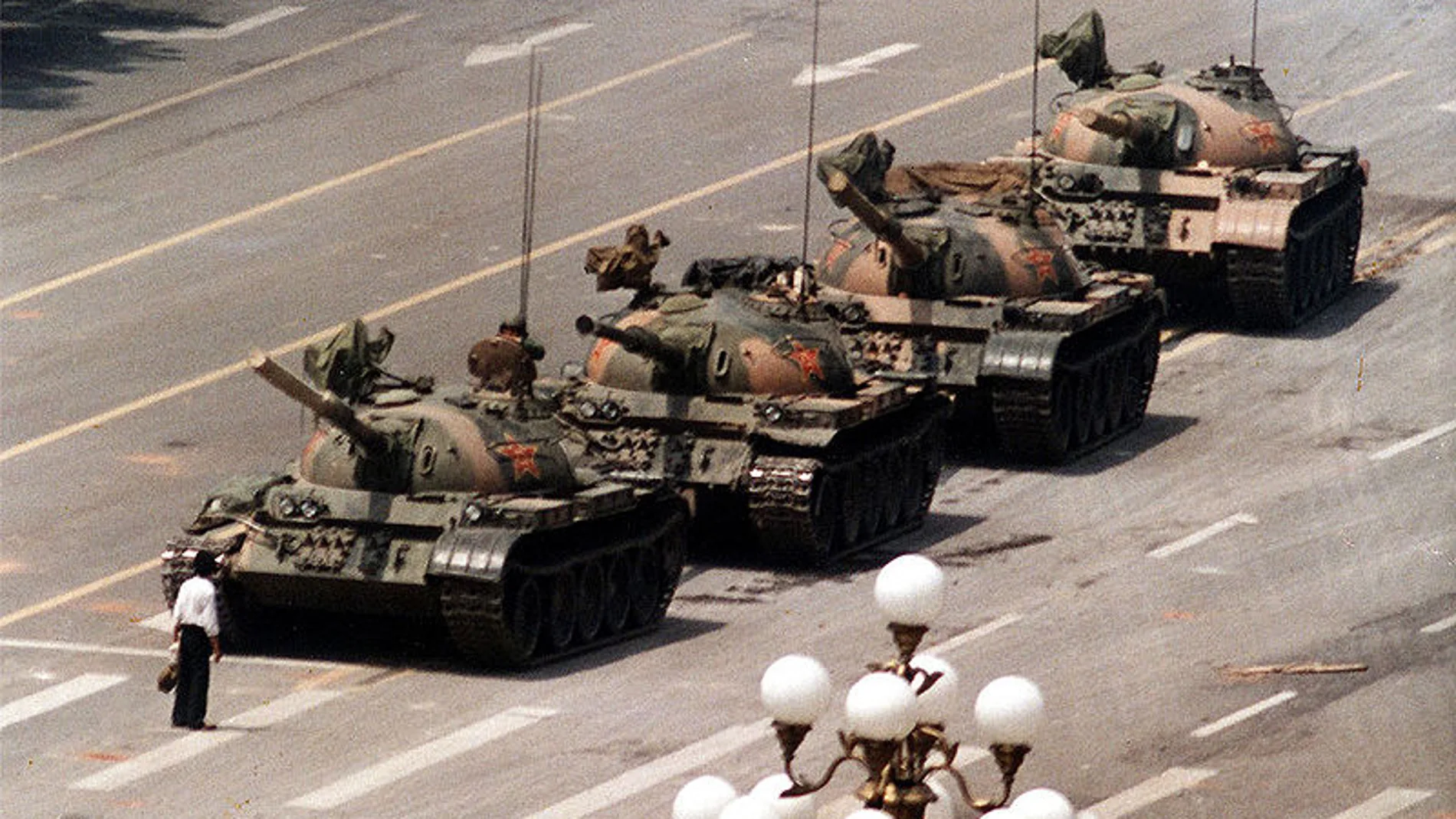 Un hombre aguanta delante de los tanques en Tiananmen