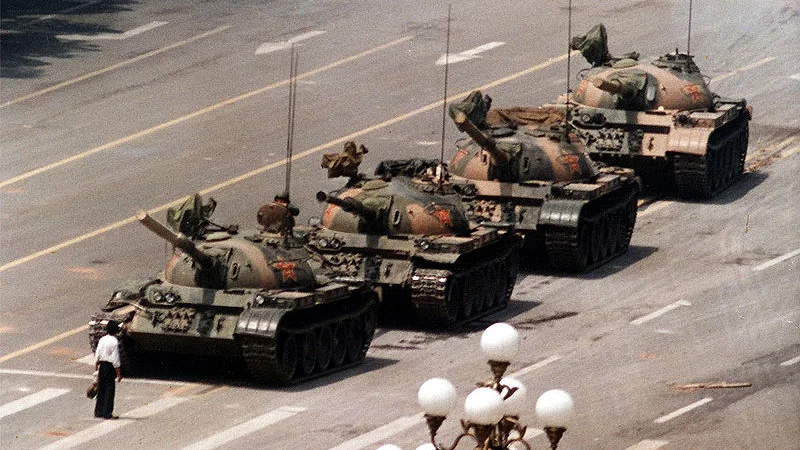 Un hombre aguanta delante de los tanques en Tiananmen