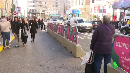 Barreras que se extienden a lo largo de la gran vía madrileña Barreras que se extienden a lo largo de la gran vía madrileña