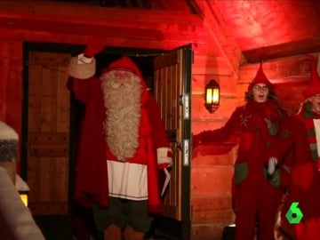 Santa Claus inicia su salida en trineo desde su casa en Finlandia Santa Claus inicia su salida en trineo desde su casa en Finlandia