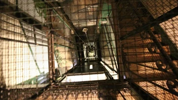 Imagen del hueco del ascensor que se descolgó en el centro de Madrid