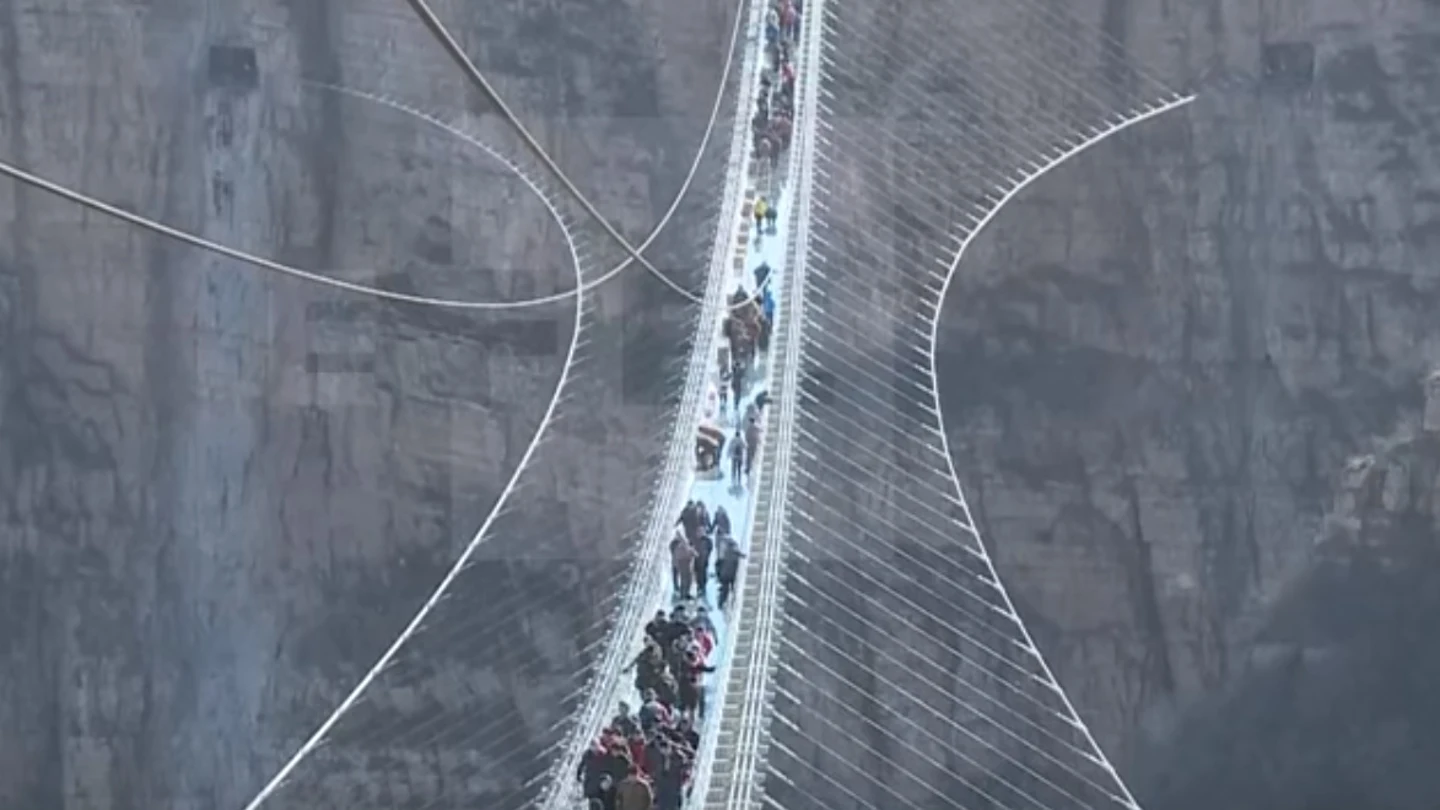 El puente de cristal más largo del mundo, en Hebei El puente de cristal más largo del mundo, en Hebei