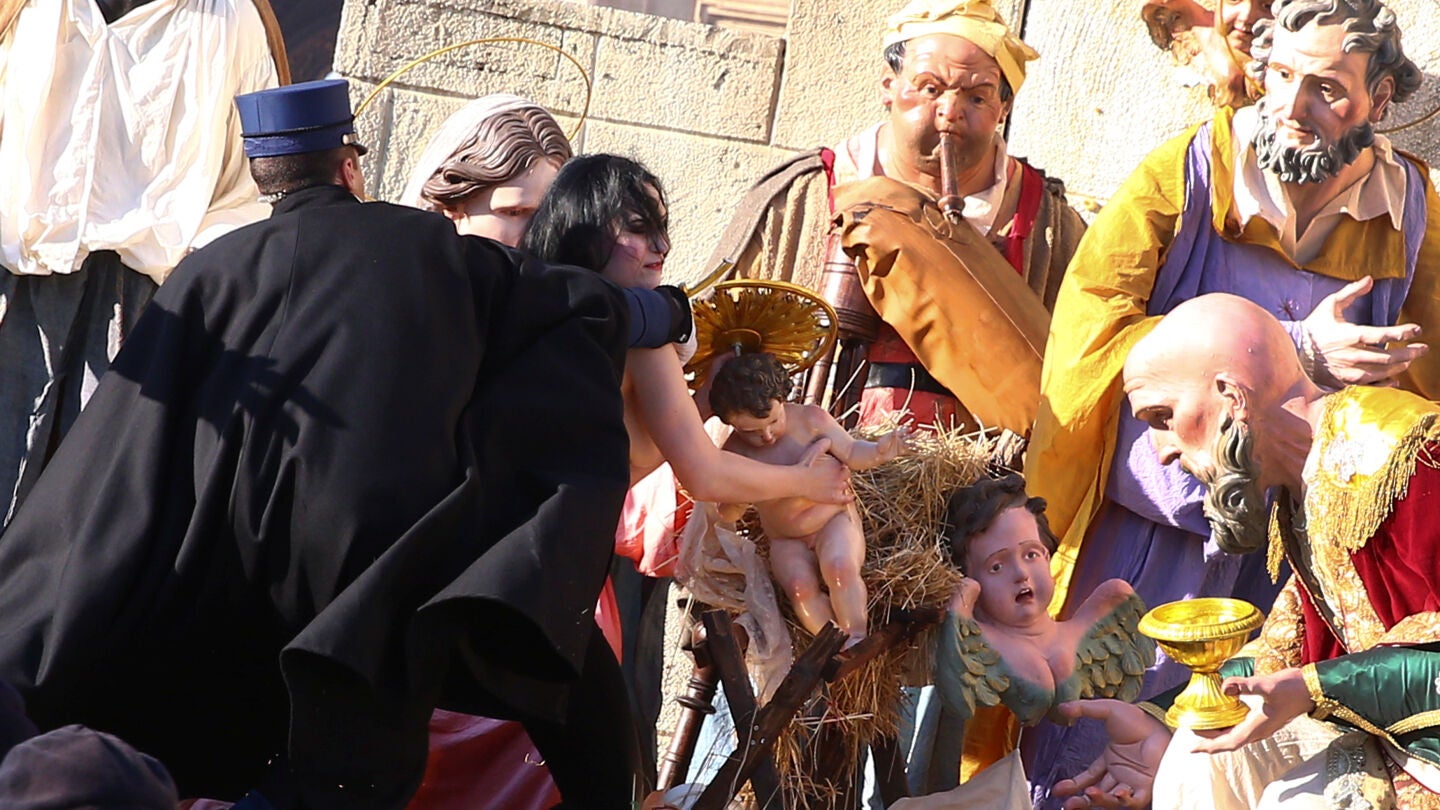 La activista intentando llevarse al Ni&ntilde;o Jes&uacute;s
