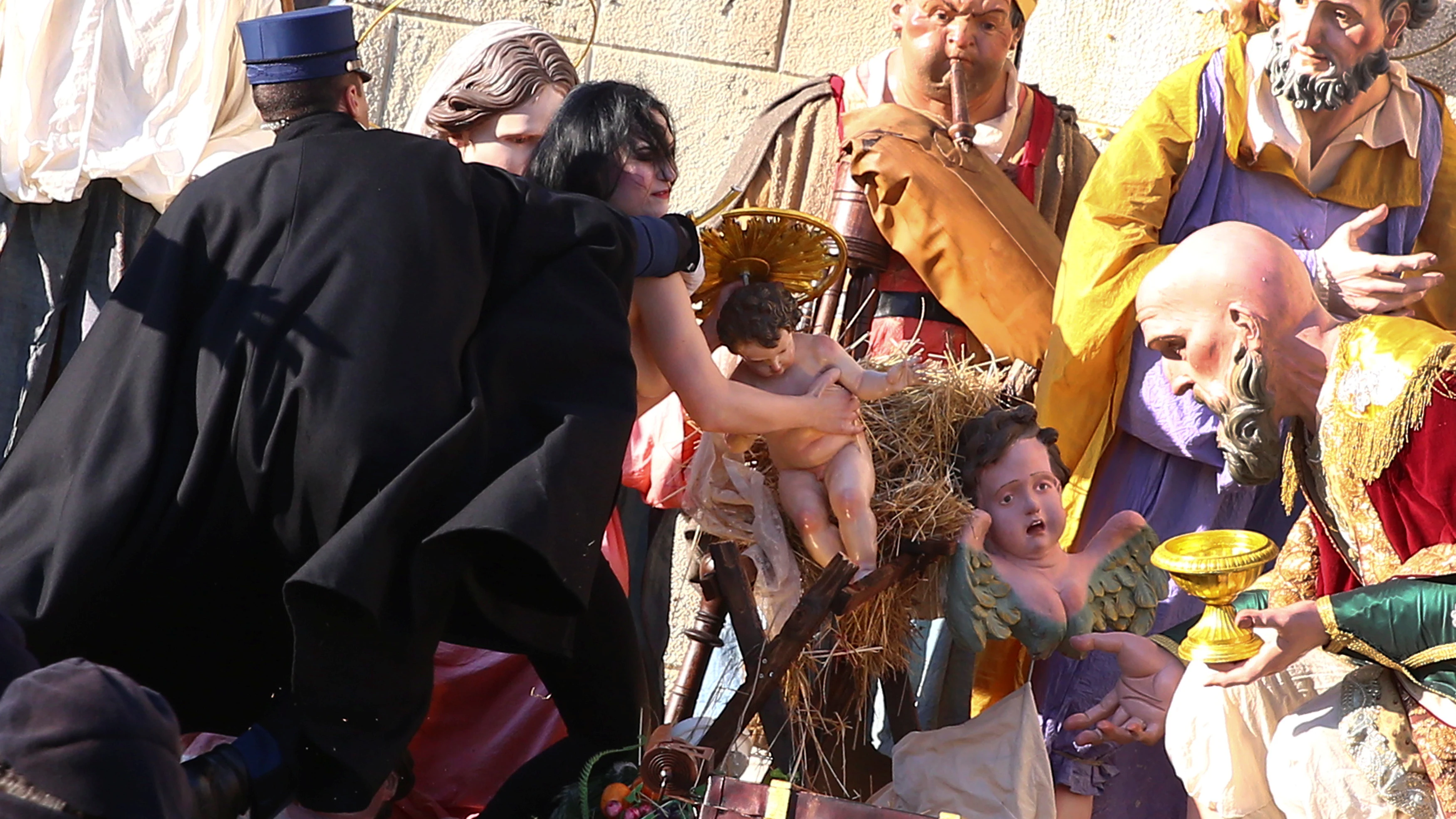 La activista intentando llevarse al Niño Jesús