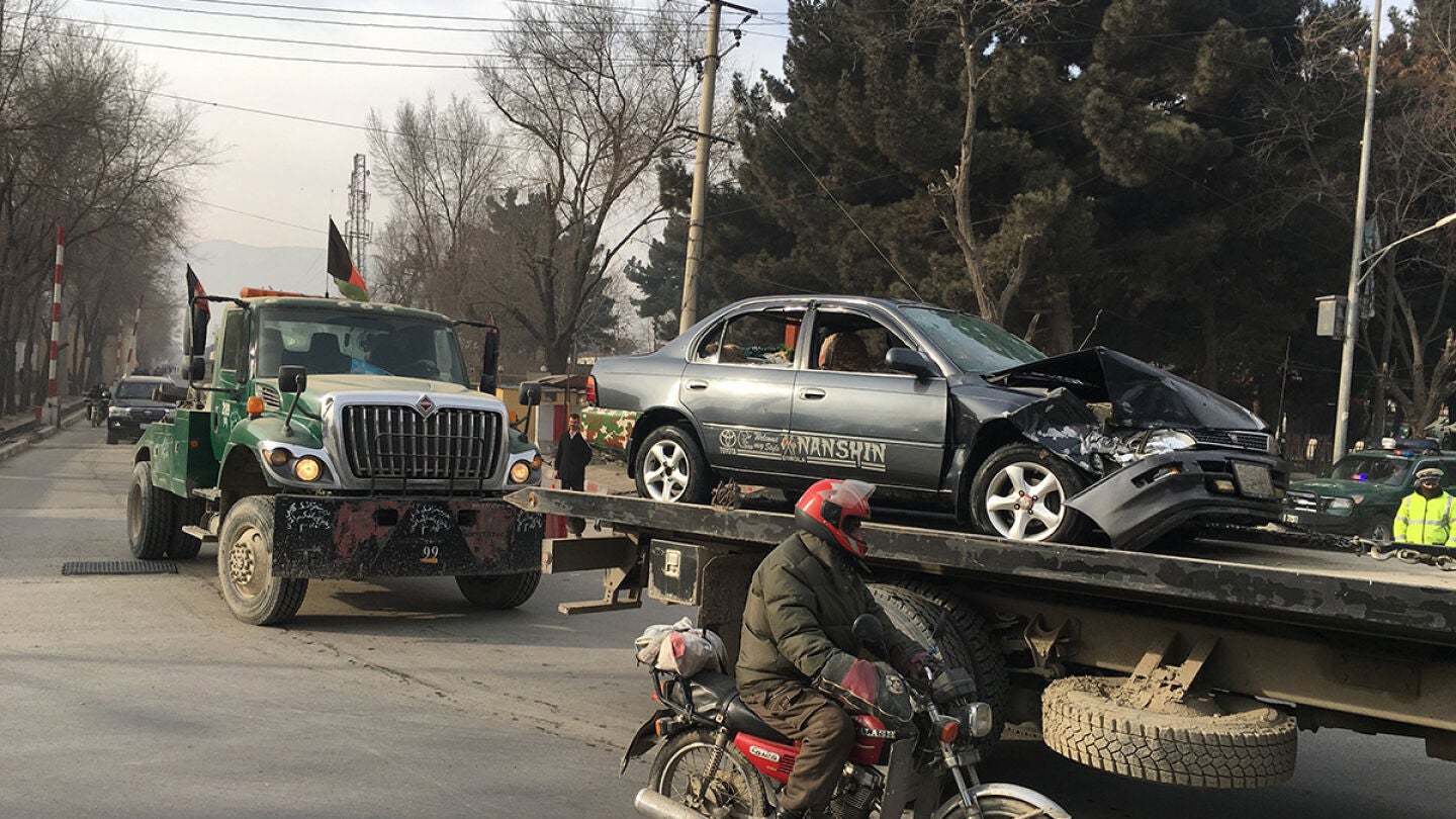 Retiran un veh&iacute;culo da&ntilde;ado en el atentado contra la agencia de inteligencia afgana en Kabul