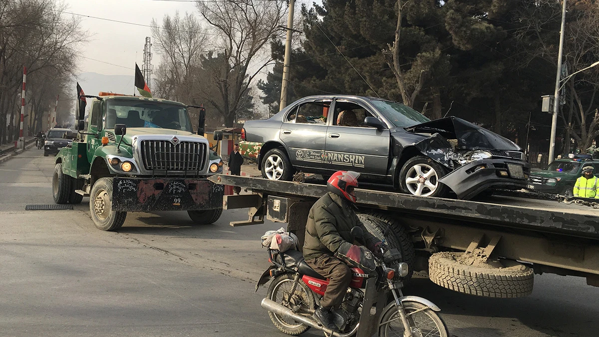 Retiran un vehículo dañado en el atentado contra la agencia de inteligencia afgana en Kabul