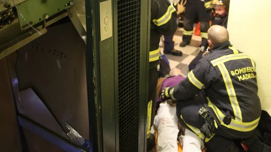 Los bomberos atienden a una de las heridas tras descolgarse el ascensor Los bomberos atienden a una de las heridas tras descolgarse el ascensor