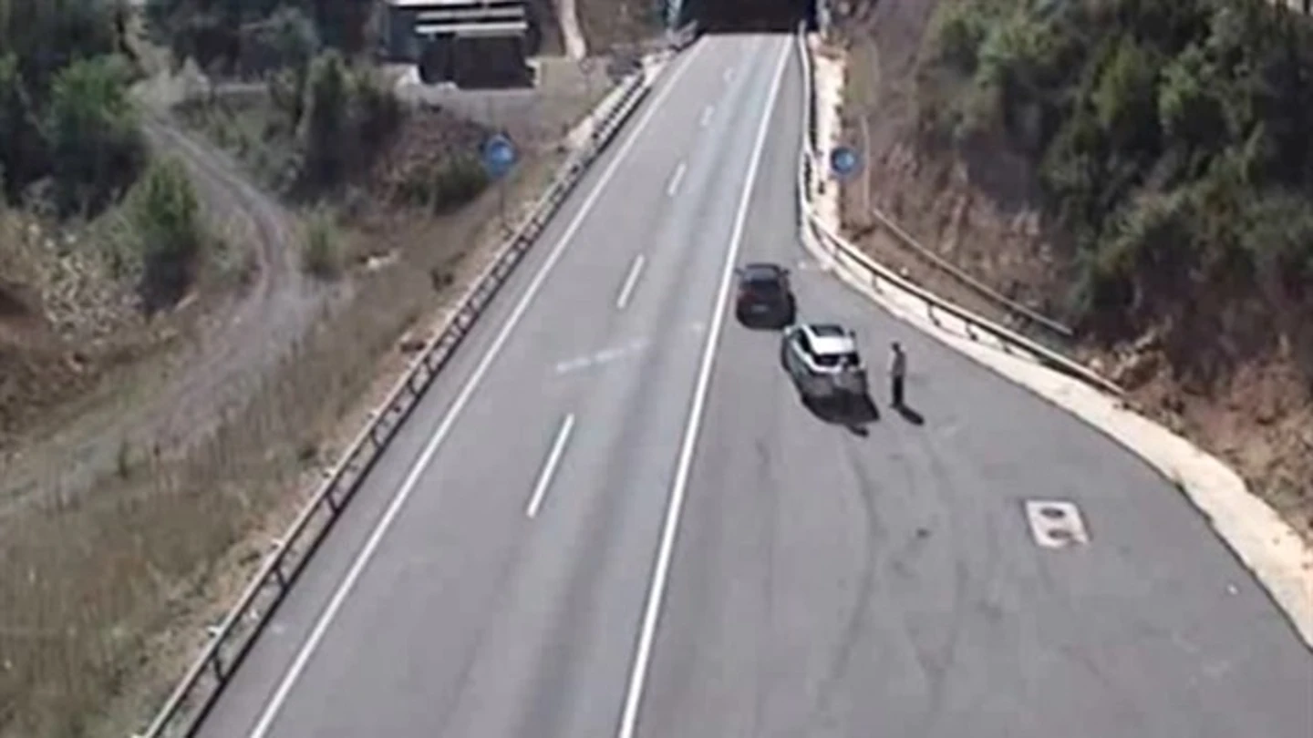 Dos ladrones utilizan el método del 'pincharuedas' en Barcelona Dos ladrones utilizan el método del 'pincharuedas' en Barcelona