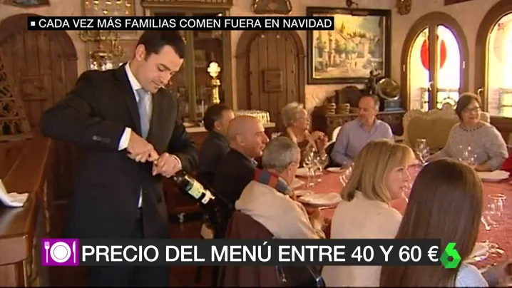 Una familia durante su comida de Navidad en un restaurante