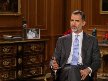 El Rey Felipe VI, durante su tradicional mensaje de Navidad desde el Palacio de La Zarzuela El Rey Felipe VI, durante su tradicional mensaje de Navidad desde el Palacio de La Zarzuela