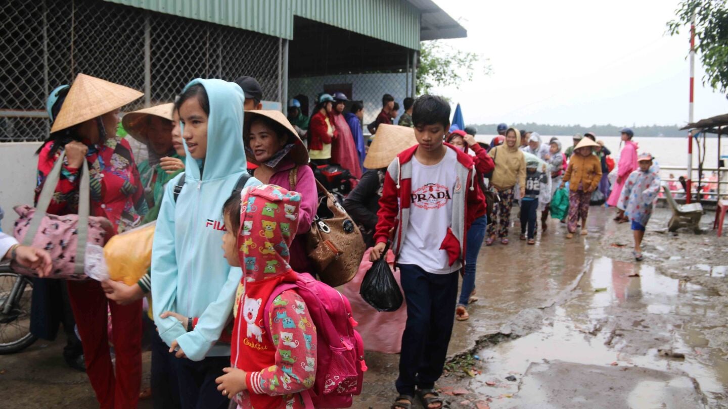 Evacuaciones en Vietnam por el tif&oacute;n Tembin