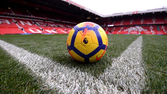 El bal&oacute;n de la Premier con una vista general de Old Trafford
