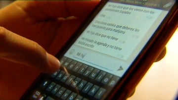 ¿Deben los padres supervisar los mensajes de sus hijos en whatsapp y redes sociales?