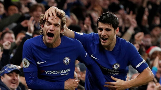 Marcos Alonso y Morata celebran un gol ante el Brighton