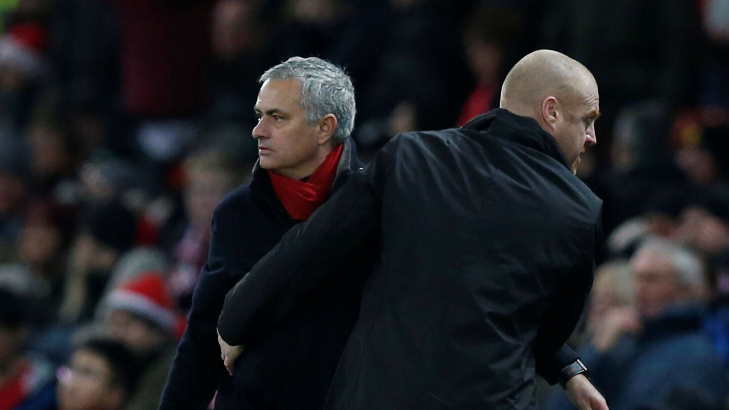Mourinho saluda a Sean Dyche tras el United - Burnley