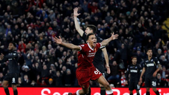 Alexander-Arnold celebra su gol contra el Swansea