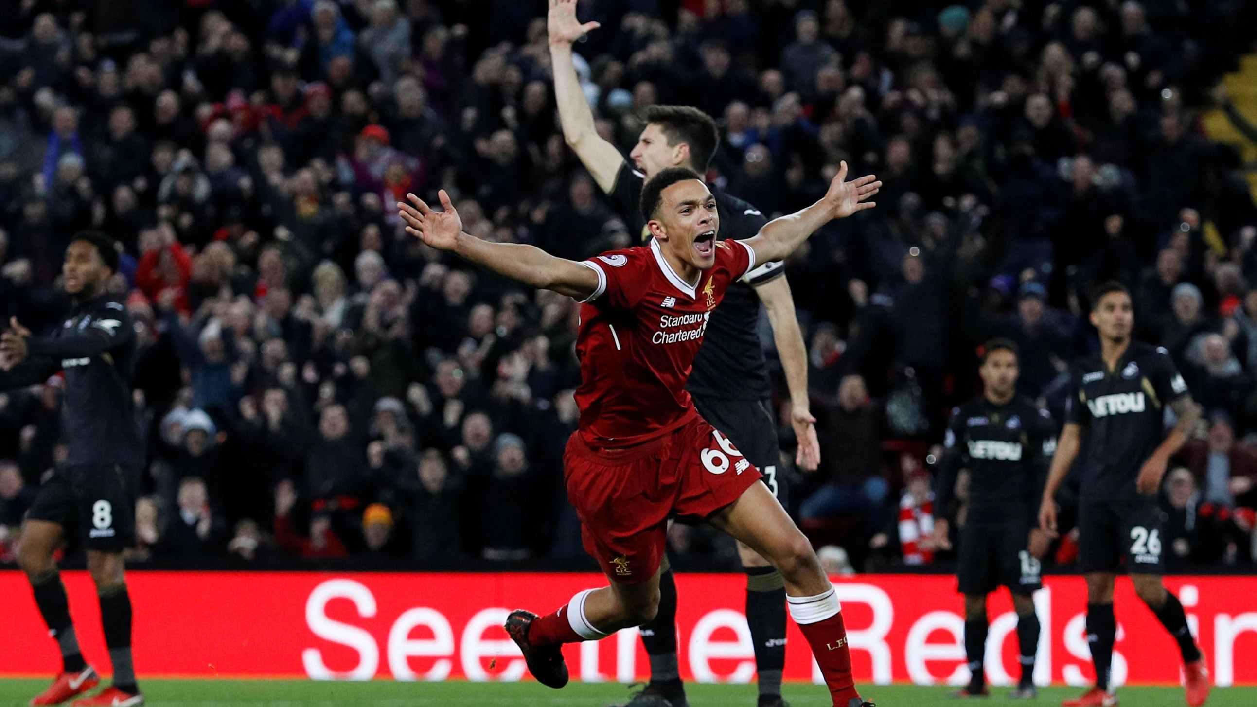 Alexander-Arnold celebra su gol contra el Swansea