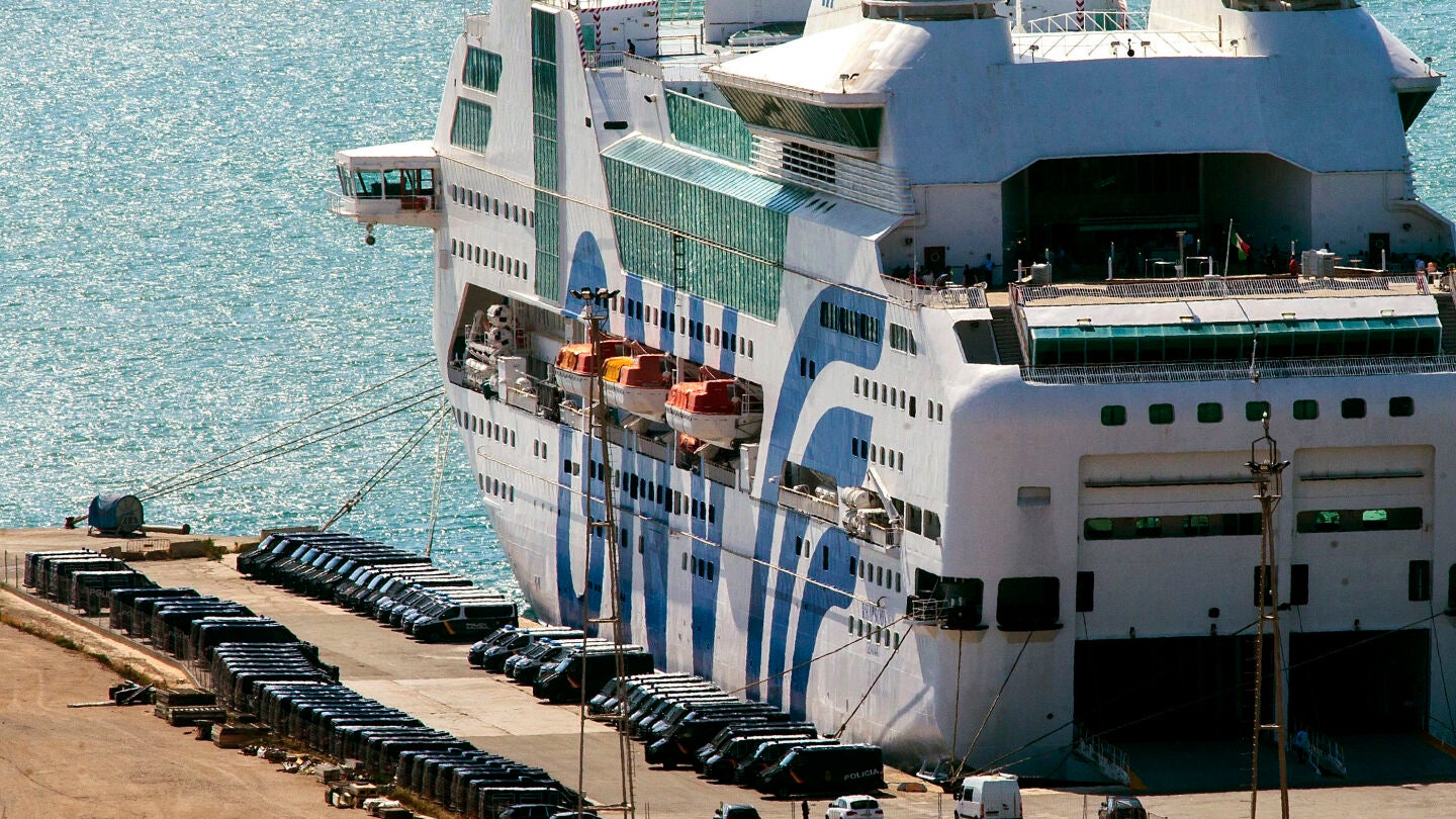 Uno de los barcos utilizados por el Ministerio del Interior para alojar a los agentes que integran el amplio dispositivo de seguridad del Gobierno