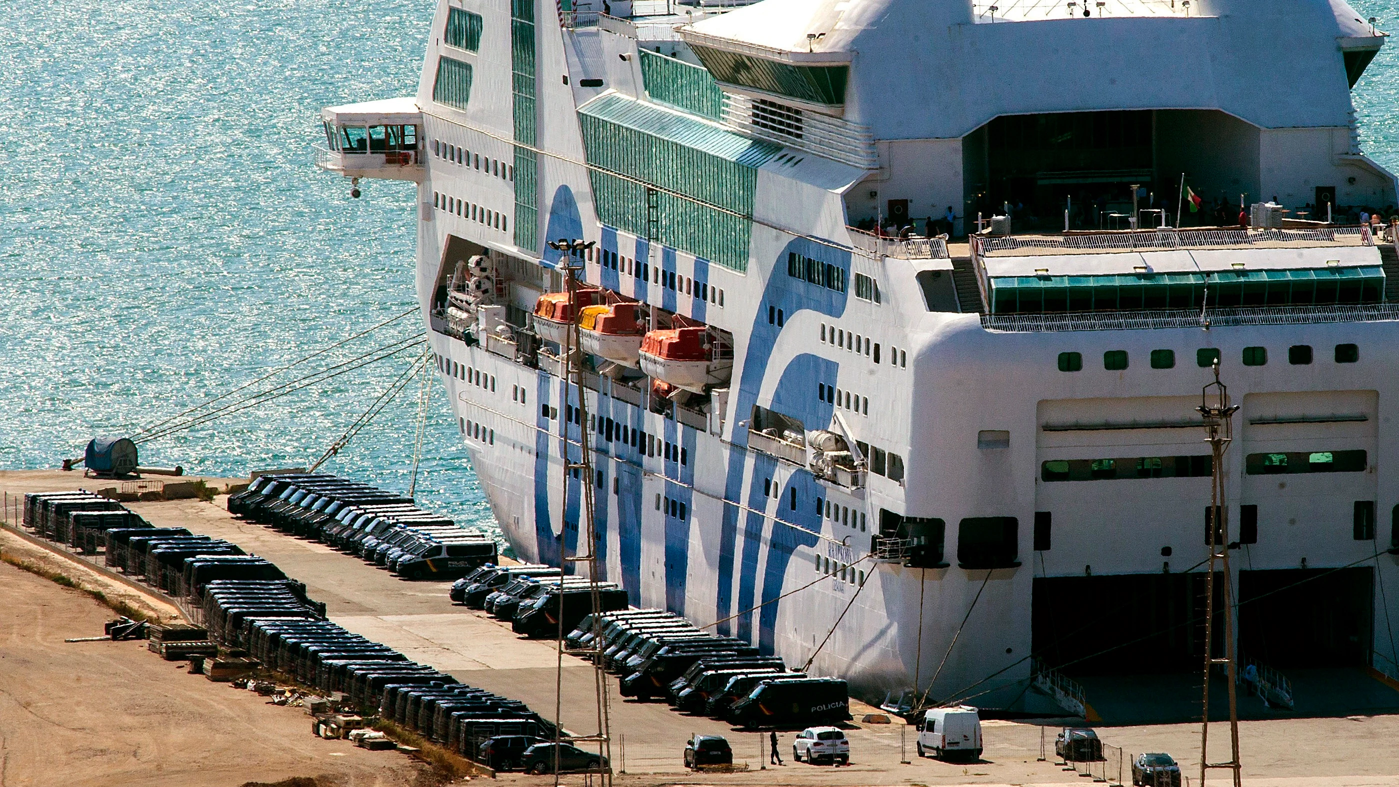 Uno de los barcos utilizados por el Ministerio del Interior para alojar a los agentes que integran el amplio dispositivo de seguridad del Gobierno