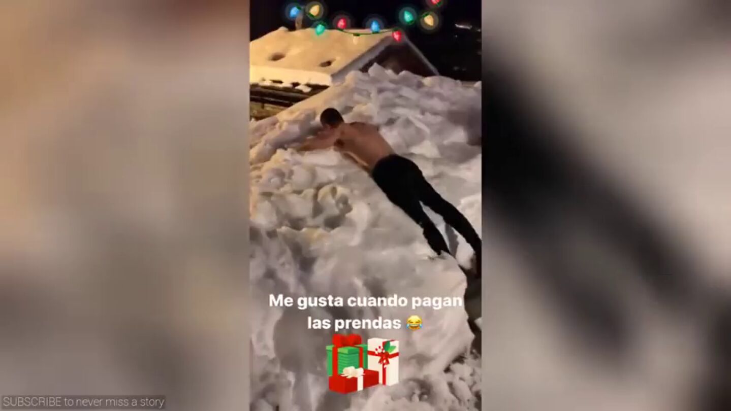 Paulo Dybala celebra la Navidad...&iexcl;Desnudo sobre la nieve!
