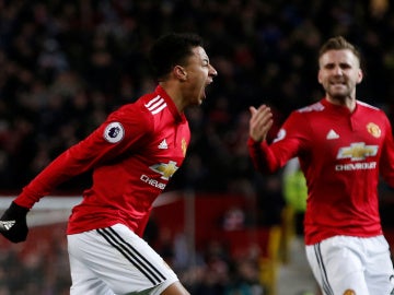 Lingard celebra su doblete ante el Burnley Lingard celebra su doblete ante el Burnley