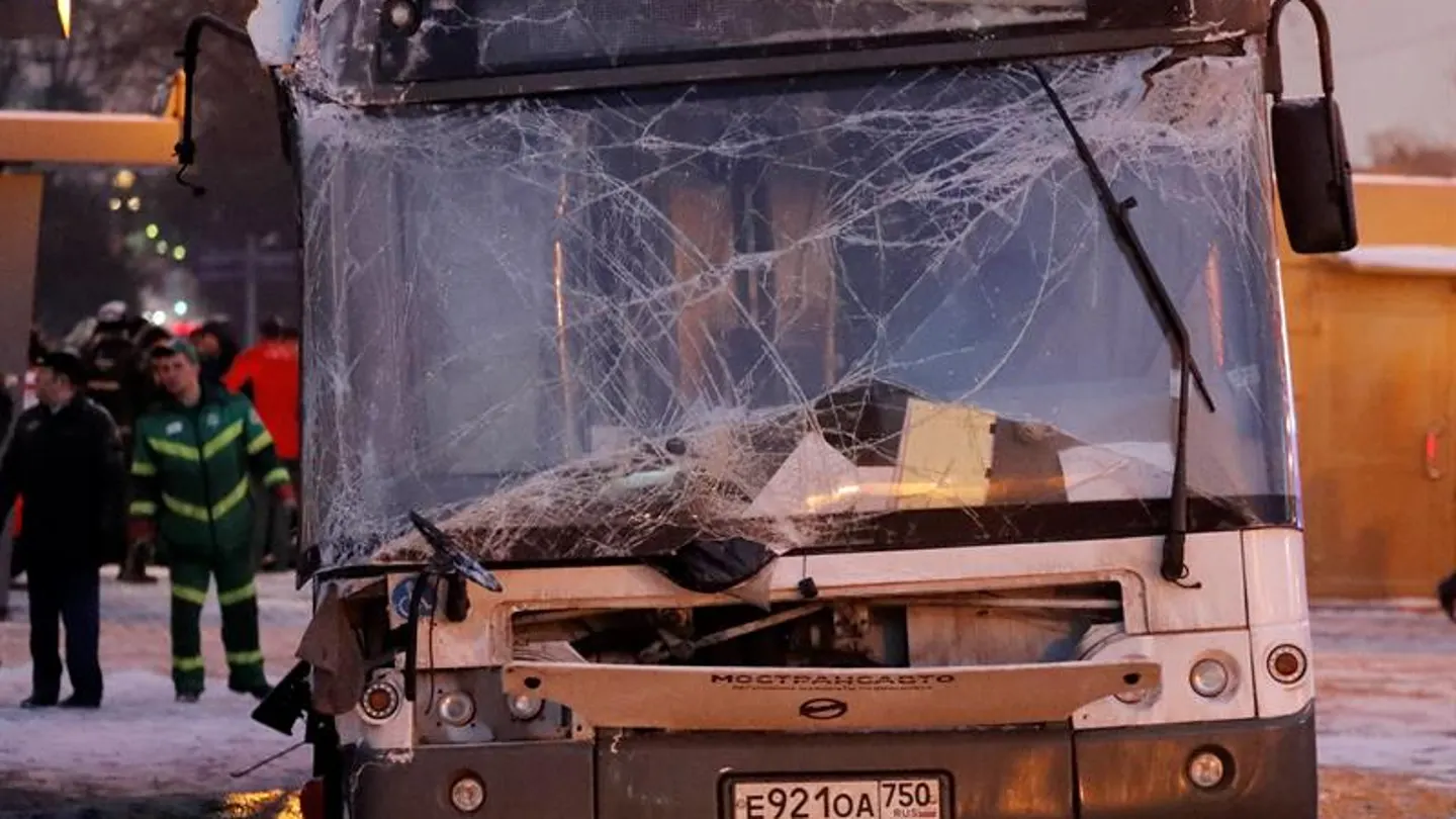El estado en el que quedó el autobús accidentado en Moscú El estado en el que quedó el autobús accidentado en Moscú