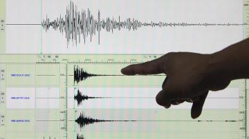 Un sismólogo señala un sismógrafo