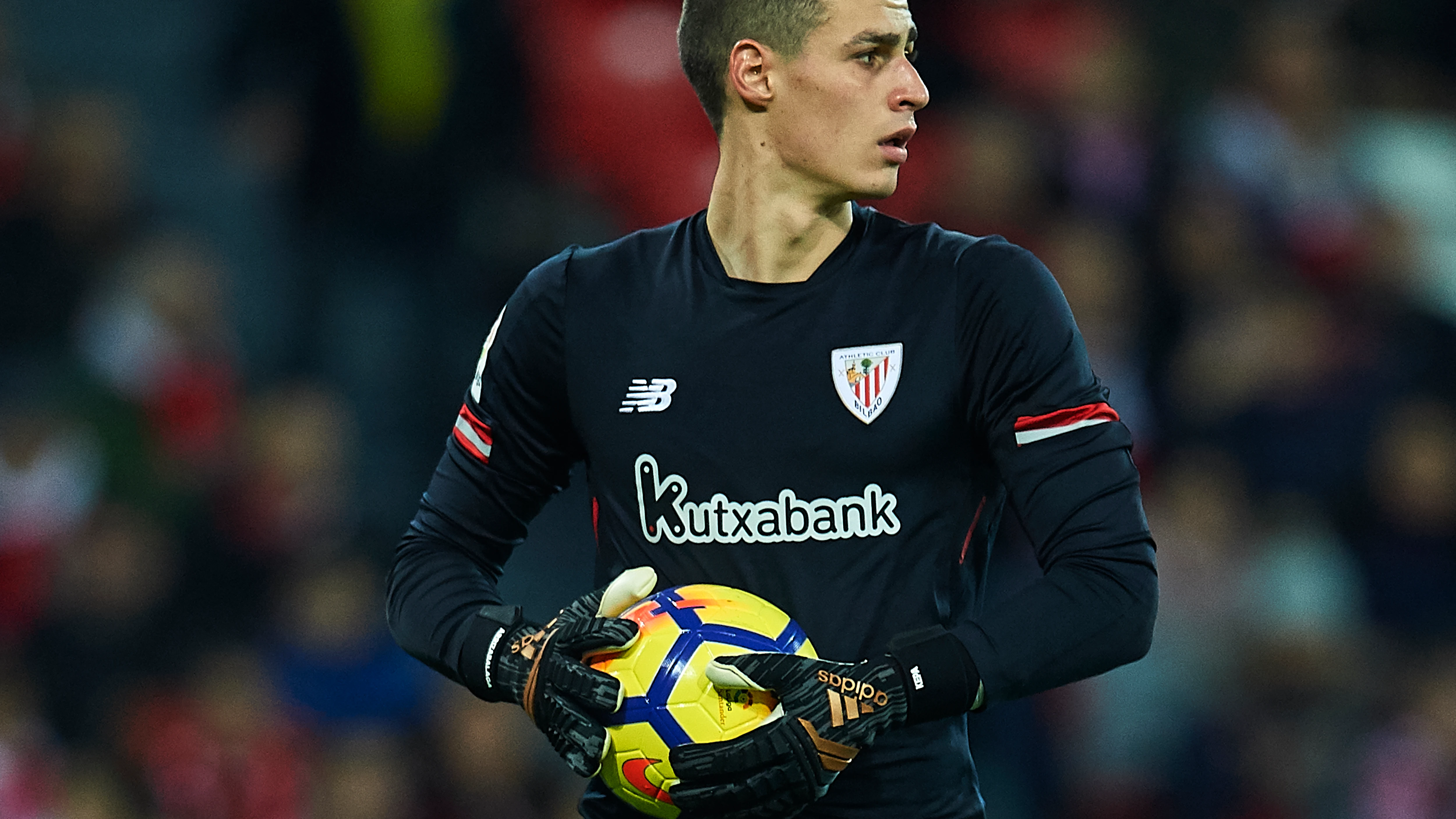 Kepa atrapa el balón en un partido con el Bilbao