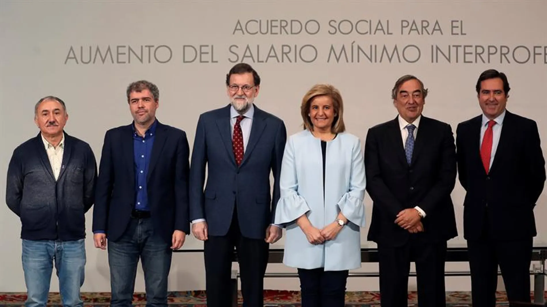 Mariano Rajoy con los representantes de los sindicatos y la patronal