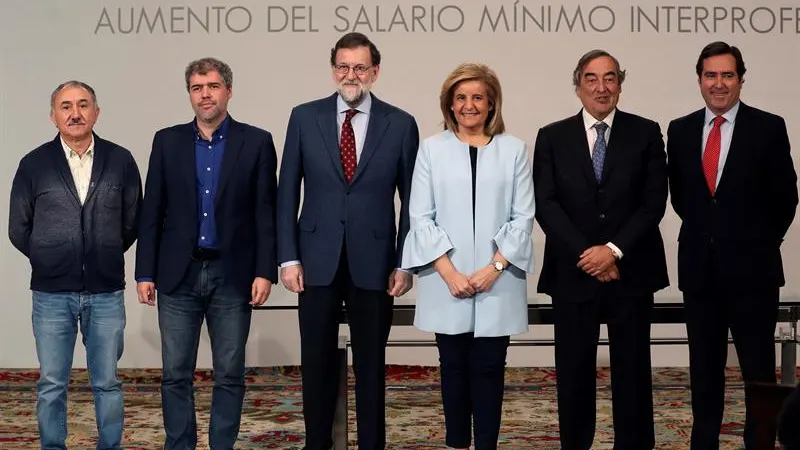 Mariano Rajoy con los representantes de los sindicatos y la patronal