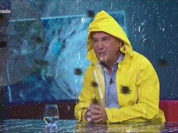 No solo los reporteros fueron víctimas del huracán 'Irma': el plató de El Intermedio y Roberto Brasero también sufrieron sus consecuencias No solo los reporteros fueron víctimas del huracán 'Irma': el plató de El Intermedio y Roberto Brasero también sufrieron sus consecuencias