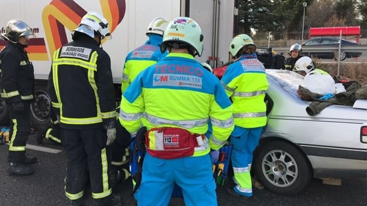 Herido grave un hombre de 55 a&ntilde;os tras chocar con un cami&oacute;n en la A-6 en Las Rozas