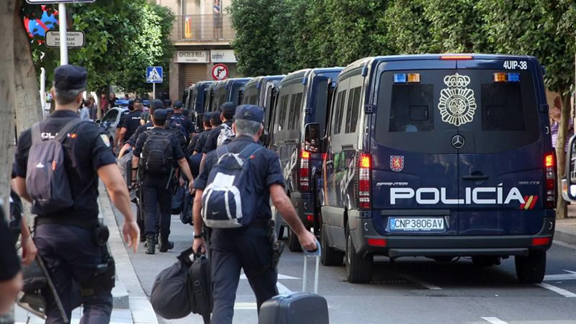 Los policías alojados en el Hotel Gaudí de Reus (Tarragona) abandonando el establecimiento