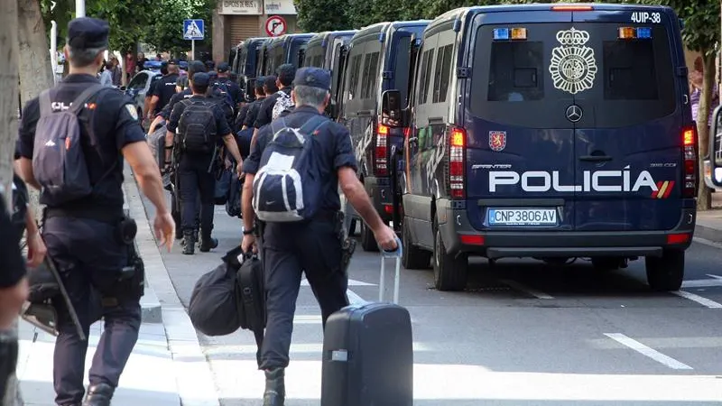 Los policías alojados en el Hotel Gaudí de Reus (Tarragona) abandonando el establecimiento