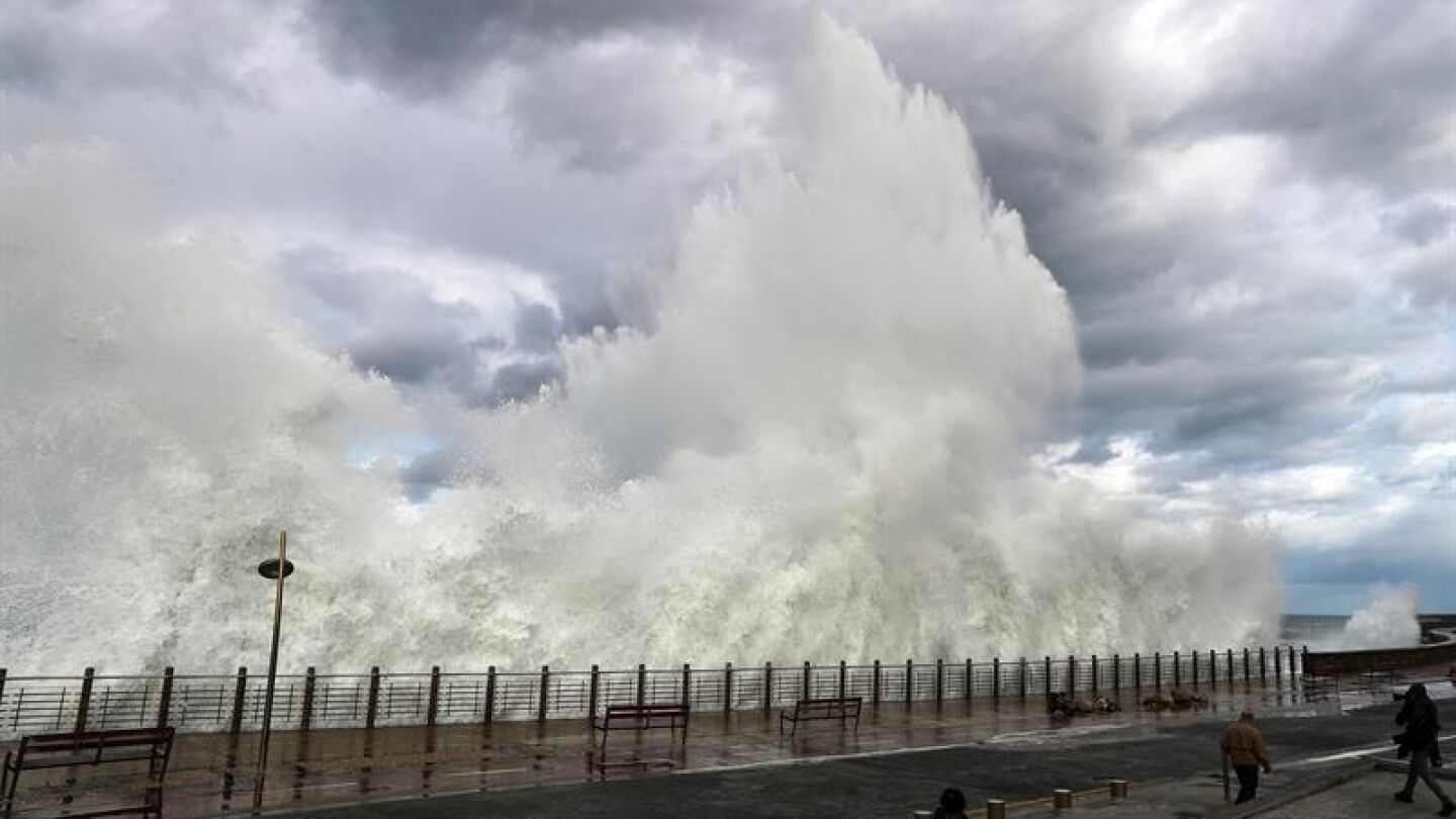 Una ola rompe en el Paseo Nuevo de San Sebasti&aacute;n