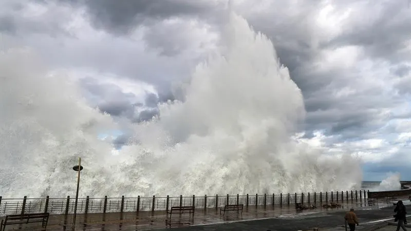 Una ola rompe en el Paseo Nuevo de San Sebastián