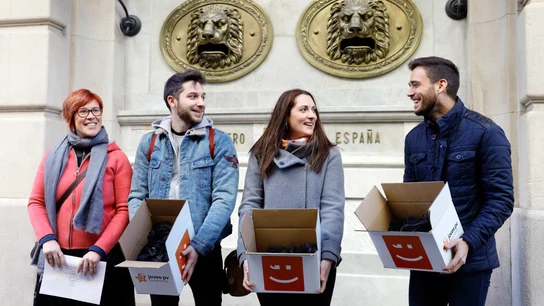 Compromís envía cajas de carbón al PP Compromís envía cajas de carbón al PP