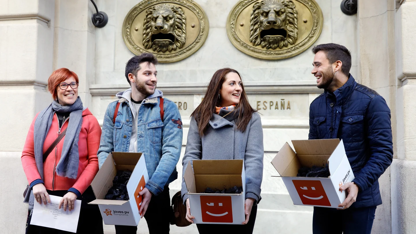 Compromís envía cajas de carbón al PP Compromís envía cajas de carbón al PP