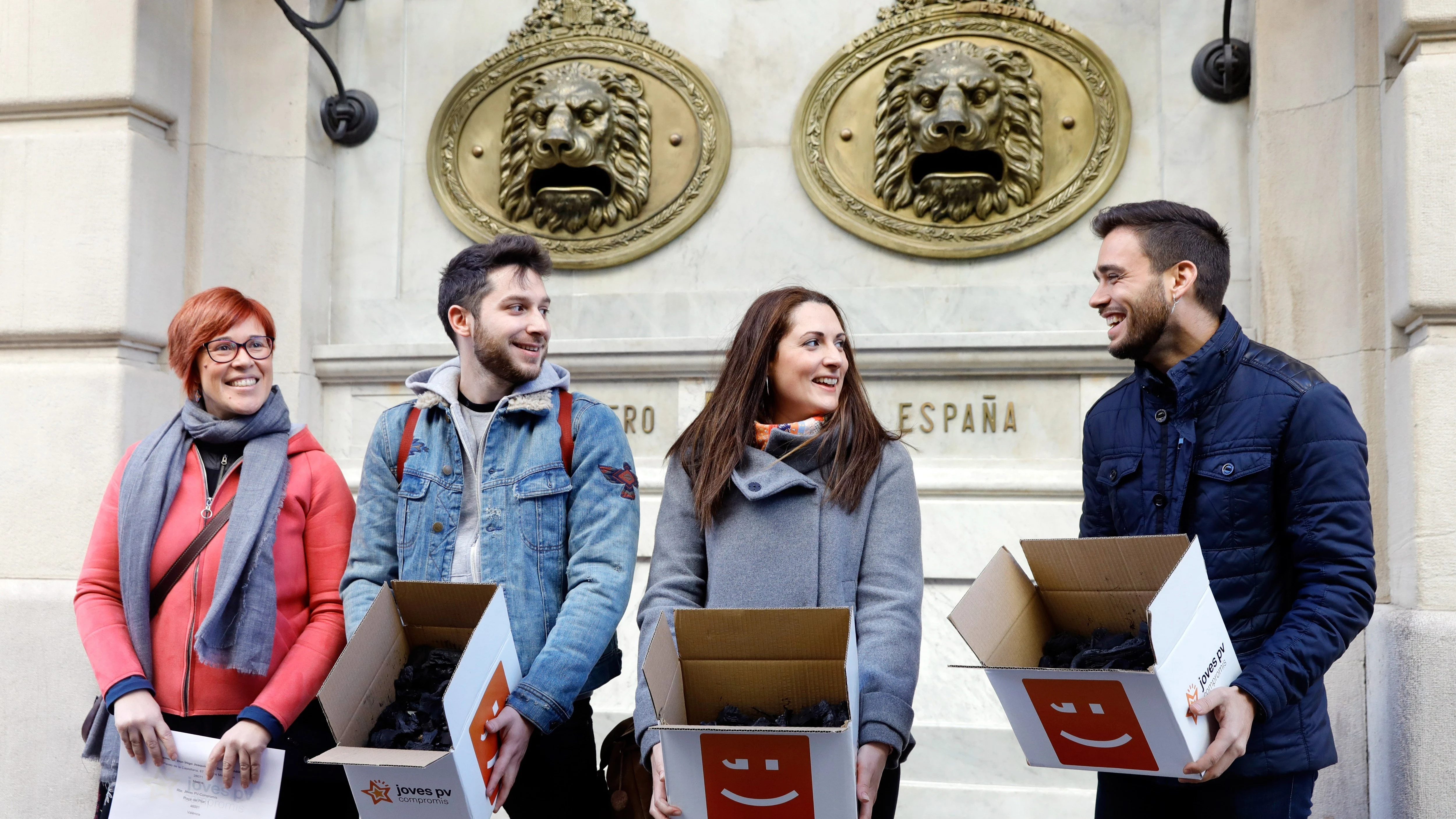 Compromís envía cajas de carbón al PP