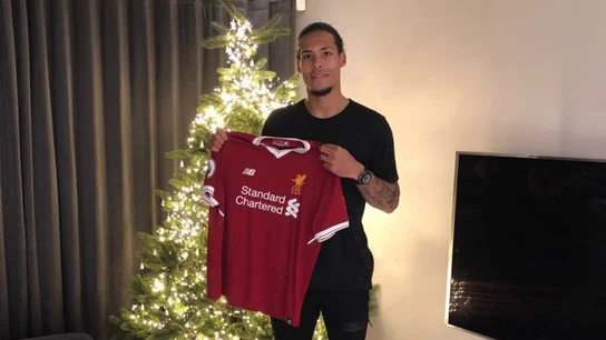 Van Dijk posa con su nueva camiseta, la del Liverpool Van Dijk posa con su nueva camiseta, la del Liverpool