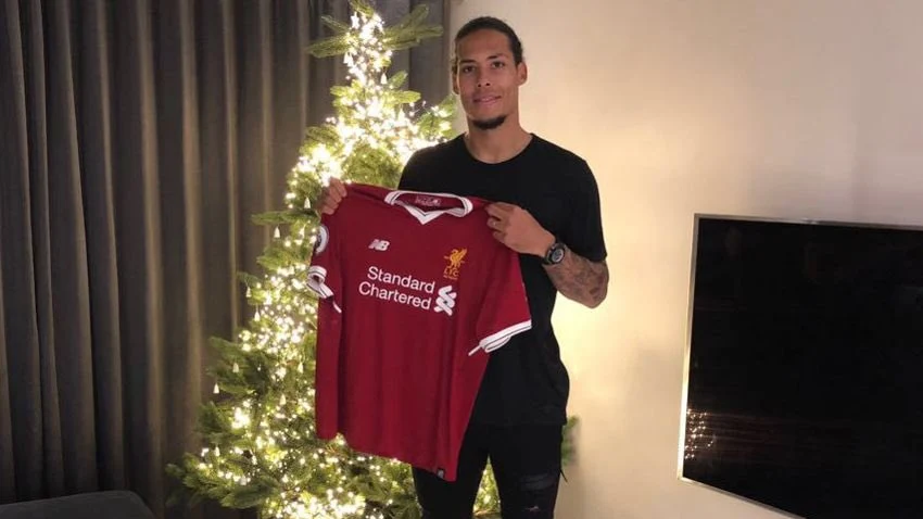 Van Dijk posa con su nueva camiseta, la del Liverpool