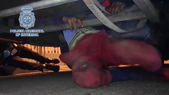 Rescatan a un menor marroquí de los bajos de un autobús en Tarifa Rescatan a un menor marroquí de los bajos de un autobús en Tarifa