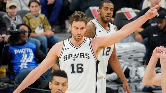 Pau Gasol anota en un partido con los Spurs Pau Gasol anota en un partido con los Spurs