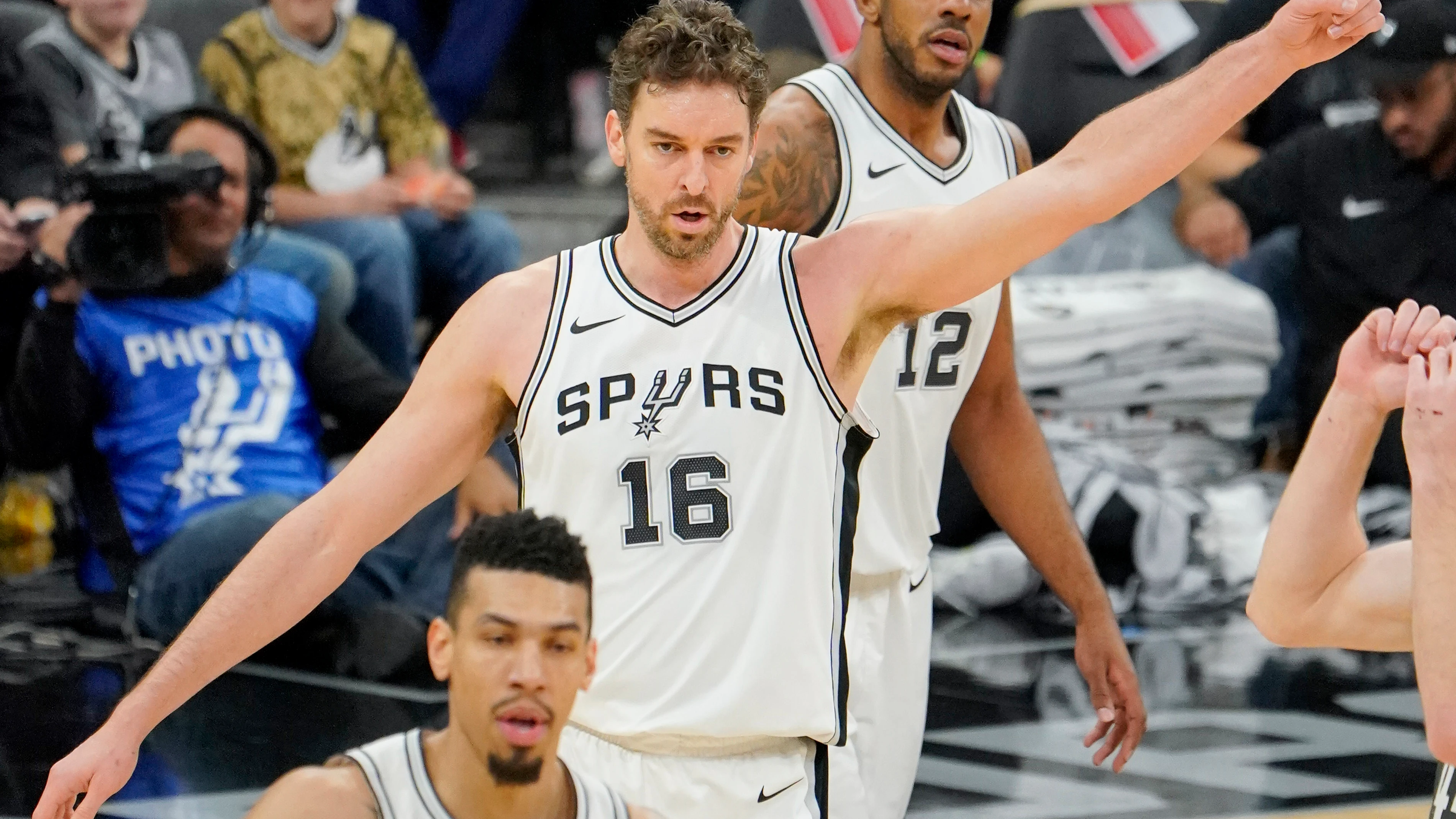 Pau Gasol anota en un partido con los Spurs