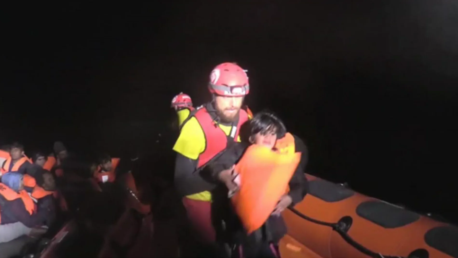 Miembros de PorActiva Open Arms rescatando a migrantes en aguas del Mediterráneo 