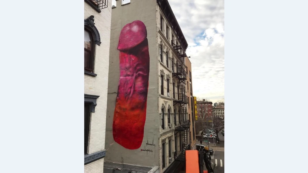 Un pene gigante pintado en un edificio de Nueva York