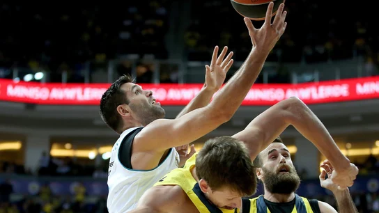 Felipe Reyes intenta anotar ante la defensa del Fenerbahce Felipe Reyes intenta anotar ante la defensa del Fenerbahce