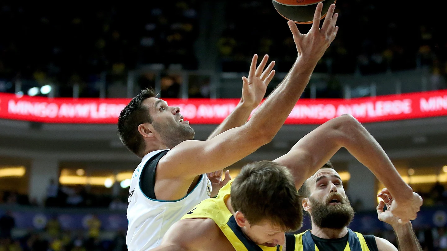 Felipe Reyes intenta anotar ante la defensa del Fenerbahce Felipe Reyes intenta anotar ante la defensa del Fenerbahce