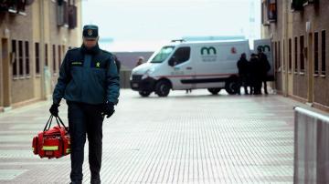 Un coche de los servicios funerarios en el domicilio de Azuqueca de Henares 