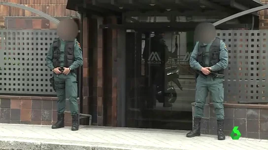 Dos agentes en la puertas de Mercasa Dos agentes en la puertas de Mercasa
